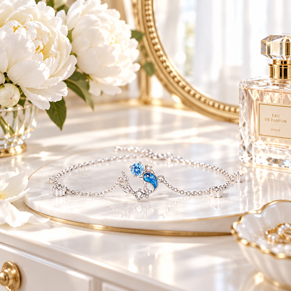 Bracelet dauphin argent 925 et zircon bleu en scène lifestyle lumineuse – coiffeuse blanche et miroir doré