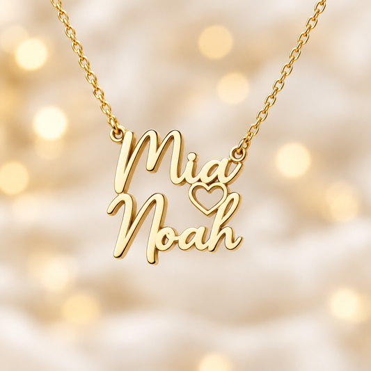 Gros plan sur les deux prénoms en or cursive du collier double nom – joaillerie Kylara