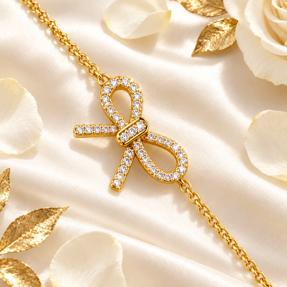 Bracelet nœud doré zircon sur soie blanche, ambiance luxe Kylara