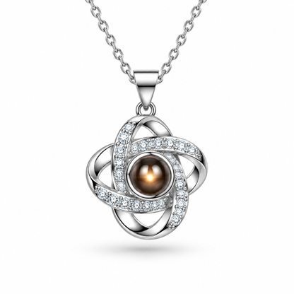 Collier projection trèfle S925 avec bille lumineuse et zircons, packshot fond blanc, bijou femme Kylara