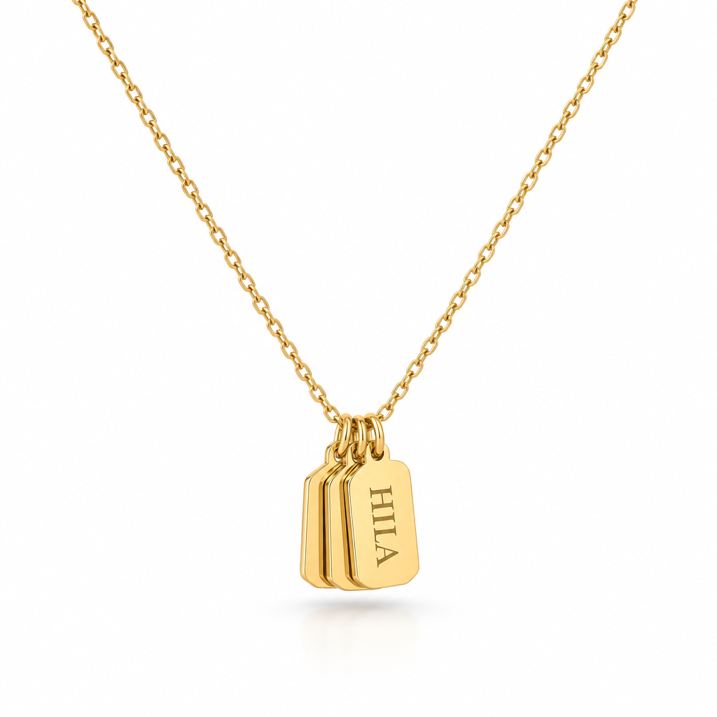 Collier pendentif tag gravé prénom minimaliste or, packshot fond blanc, bijou Kylara