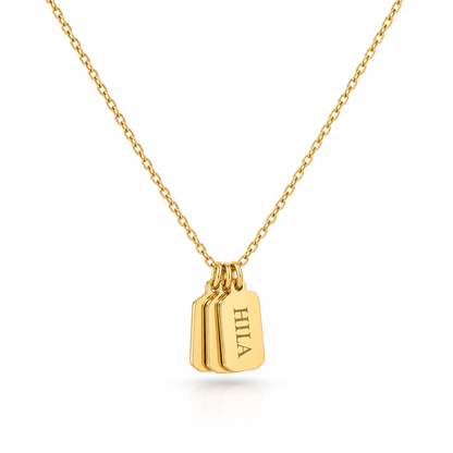 Collier pendentif tag gravé prénom minimaliste or, packshot fond blanc, bijou Kylara