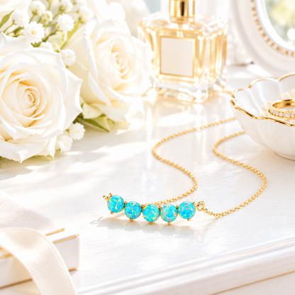 Collier opale turquoise or en scène lifestyle lumineuse – coiffeuse blanche, roses blanches, style chic Kylara