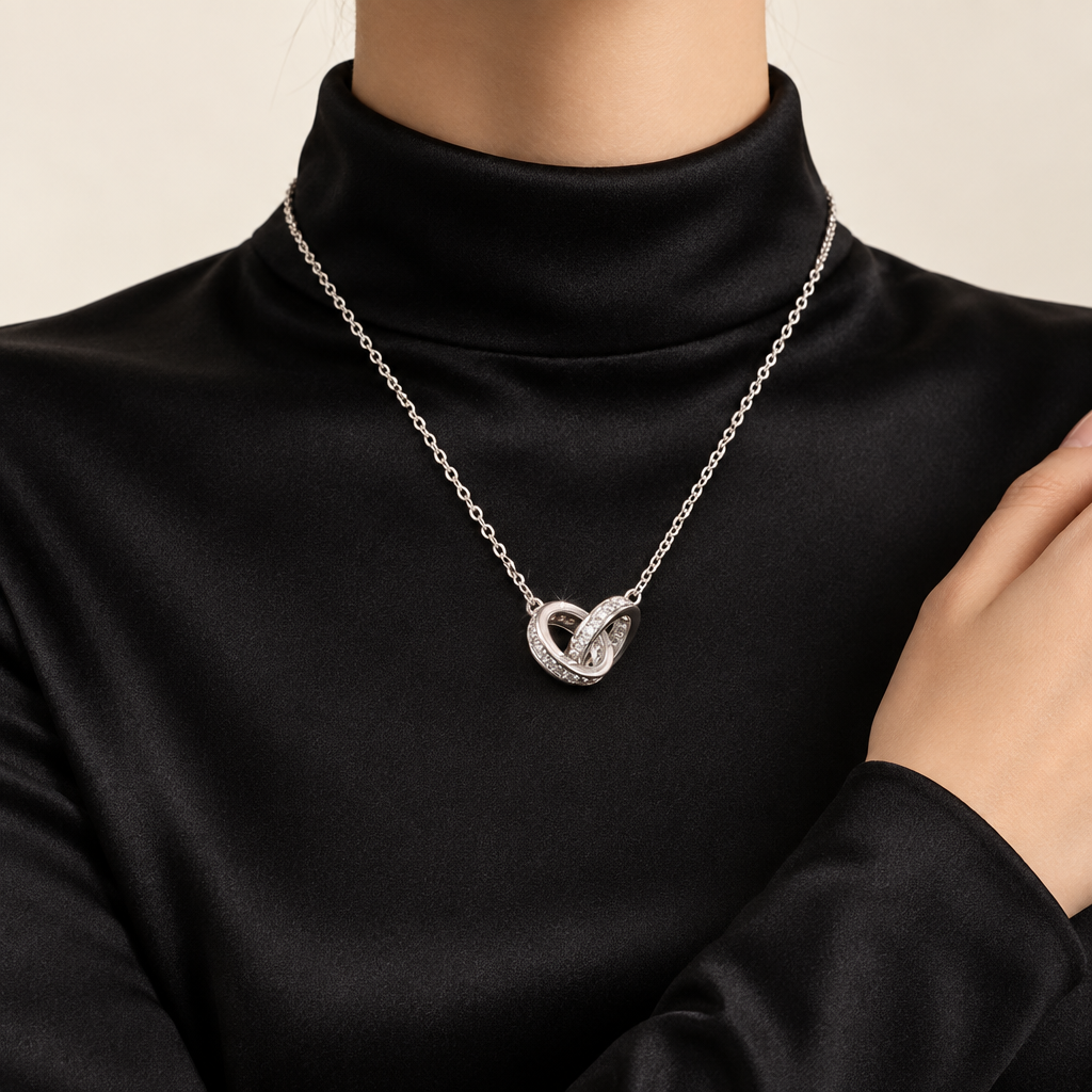 Mockup collier double anneau argent porté, femme satin noir jusqu'au cou, Kylara