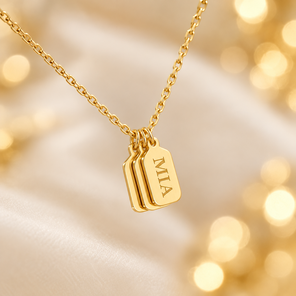 Gros plan pendentif tag gravé or minimaliste – joaillerie Kylara