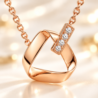 Macro détail zircons et métal or rose collier Möbius