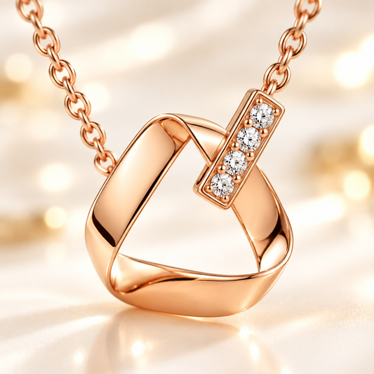 Macro détail zircons et métal or rose collier Möbius