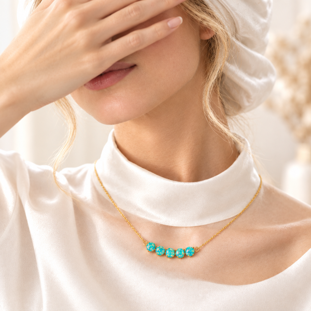 Mockup collier opale femme main visage caché